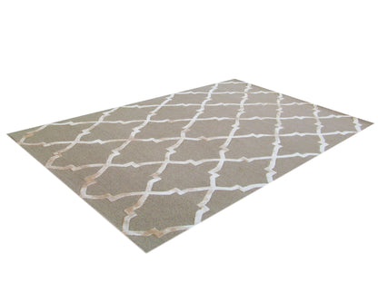 The KOHINOOR MOCCA is a rectangular beige Moroccan rug, hand-tufted from New Zealand wool, featuring a white irregular lattice pattern and shown on a white background.